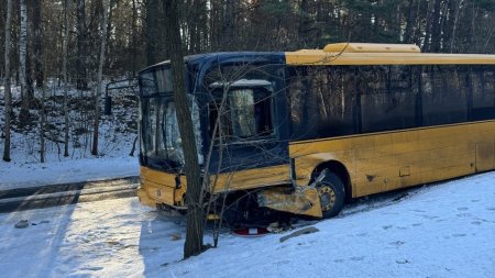 У Житомирі водій автомобіля Nissan не обрав безпечної швидкості і зіштовхнувся з автобусом Volvo