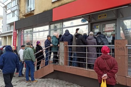 Для заміни пільгових карток житомиряни вимушені стояти у чергах за "талонами"