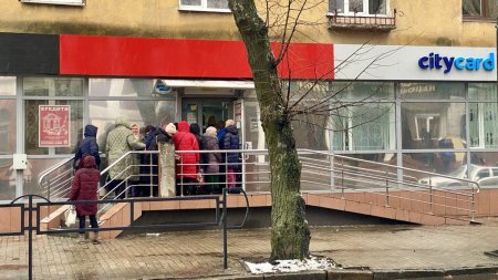 Нова система оплати у транспорті: житомиряни від ранку стають у черги, аби отримати роз'яснення