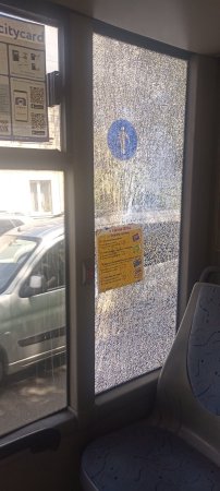 Невідомі розбили камінням скло у комунальному автобусі