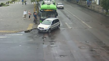 Ранкове зіткнення: Ford не поступився тролейбусу у Житомирі