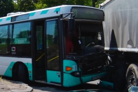 Комунальний автобус № 23 постраждав у ДТП з фурою в Житомирі