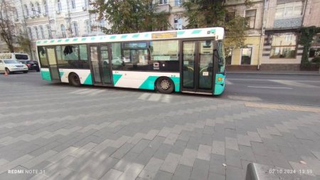 У центрі Житомира комунальний автобус потрапив у ДТП