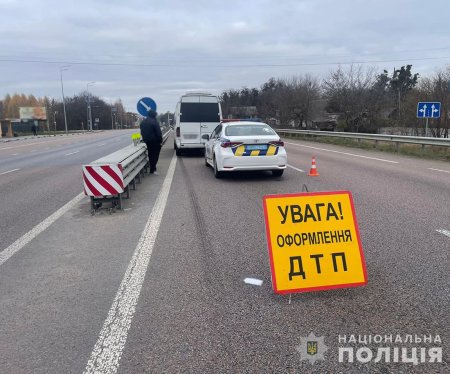 У Зарічанах водій пасажирського автобуса наїхав на пішохода, чоловік в лікарні