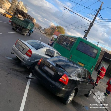 У Житомирі п'яний водій зіткнувся з легковиком та маршруткою