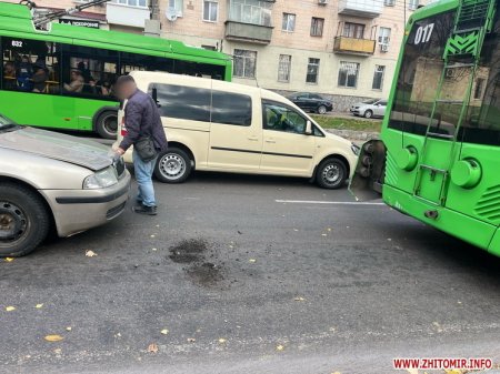 У Житомирі тролейбус № 1А потрапив у ДТП на зупинці, поліція не залучалася