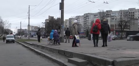 Житомиряни скаржаться на необлаштовану зупинку громадського транспорту на Панчішній фабриці: що кажуть у мерії?
