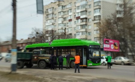 На проспекті Миру в Житомирі сталася аварія за участю тролейбуса та вантажівки