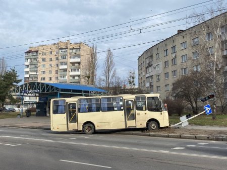 У Житомирі маршрутка зіткнулася з світлофорною опорою: що відомо про аварію