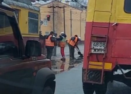 Ремонт доріг по-житомирськи: містяни помітили як асфальт засипали прямо у калюжу