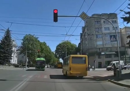 У центрі Житомира водій автобуса проїхав на червоне — патрульні винесли постанову
