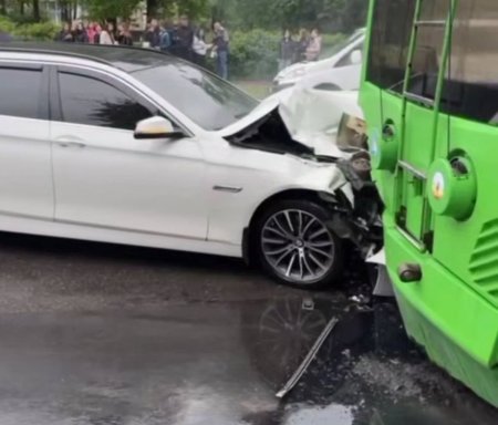 У Житомирі водій BMW в’їхав у тролейбус, що зупинився на зупинці