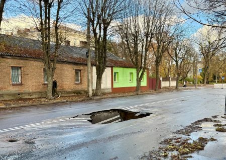 Через провал дорожнього покриття на вул. Фещенка-Чопівського тролейбуси №4А та №15А тимчасово змінюють маршрути