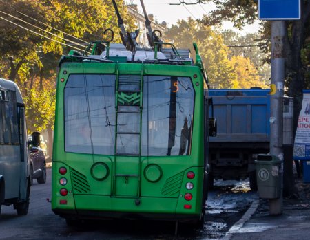 У Житомирі водійка тролейбуса почала рух із відчиненими дверима: постраждали двоє людей