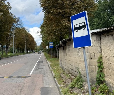 Три знаки на одній зупинці, жодного на іншій: проблеми з позначенням зупинок у Житомирі