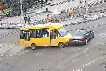 Відеопідбірка жовтневих ДТП у Житомирі, серед яких — аварія за участі маршрутки
