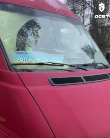Водій та перевізник отримали штраф за відмову у безоплатному проїзді ветерану на Житомирщині