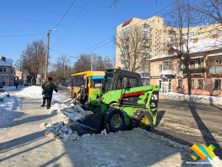 Зледеніння ускладнило прибирання зупинок: комунальники працюють у посиленому режимі