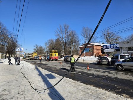 На вулиці Покровській у Житомирі обмежили рух транспорту через падіння електроопори