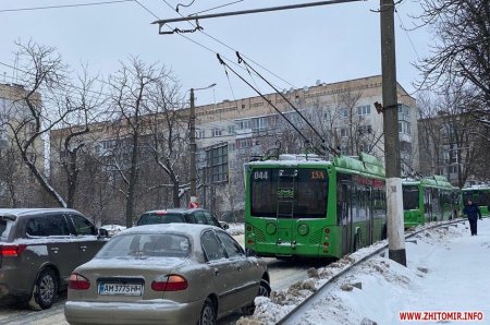 Ожеледиця у Житомирі: вранці на Чуднівському мосту утворився затор, транспорт не міг подолати підйом