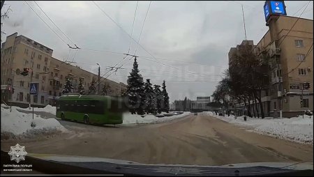 Миттєве покарання: у Житомирі водій тролейбуса порушив ПДР на очах у патрульних