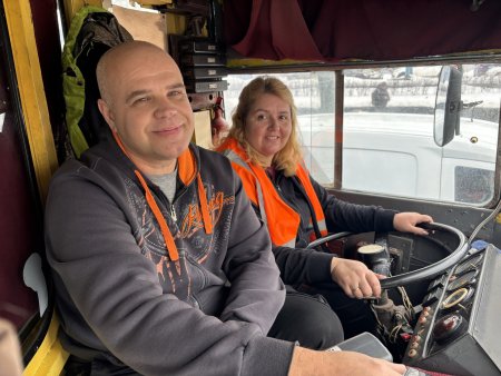 Переселенка з Бахмута опановує професію водійки тролейбуса у Житомирі