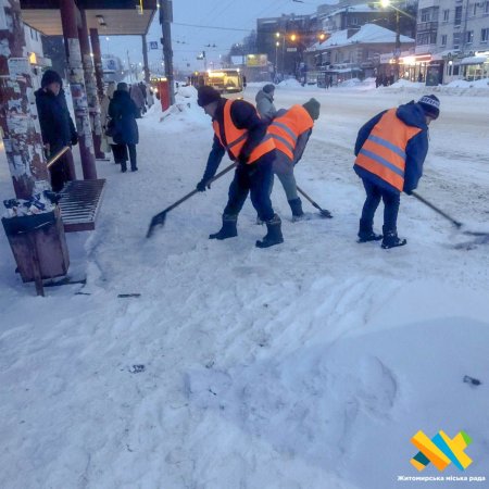 Понад 90 працівників і 11 одиниць техніки: як у Житомирі прибирають тротуари від снігу