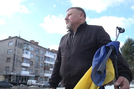 «Це створює позитивну атмосферу»: житомирський таксист співає пасажирам під час поїздок
