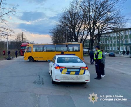 На Промисловій у Житомирі не розминулись маршрутка і мотоцикл: травмувалися двоє підлітків