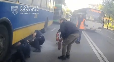 На Покровській у Житомирі задимівся тролейбус: займання загасили до приїзду рятувальників
