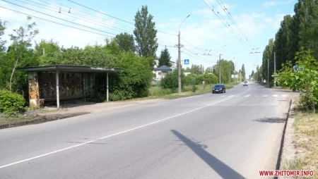 Замість тротуарів — чагарники: житомиряни скаржаться на занедбану зупинку в промисловій зоні