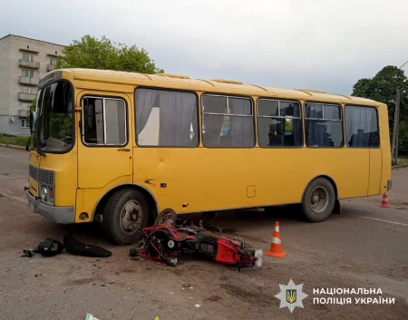 На Житомирщині автобус ПАЗ зіткнувся з мотоциклом: є постраждалий