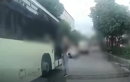 У центрі Житомира водій автобуса ледь не збив жінку на пішохідному переході