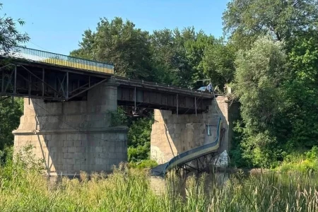 17 днів без мосту: у Коростишеві місцеві мешканці вимагають вирішити проблему транспортного сполучення