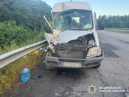 У передмісті Житомира мікроавтобус зіткнувся з вантажівкою: двоє пасажирів травмовані
